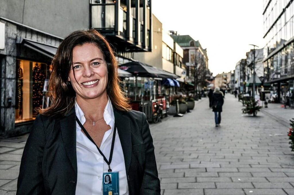 Nå har Hanne Tegneby bestemt seg for å ta jobben som daglig leder i meglerfirmaet.
