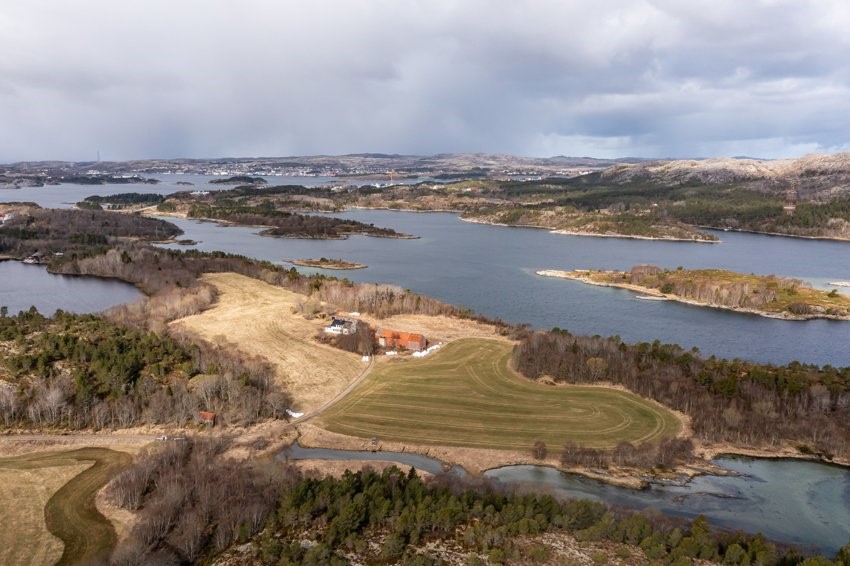 Landbrukseiendom med to gårdstun, ferdig regulert industriområde og 92 mål dyrket mark i Nærøysund solgt for 5,7 millioner.